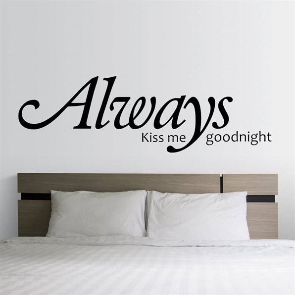 Wallsticker med tekst Always kiss me goodnight i en flot skrifttype med ordet Always i store bogstaver. 