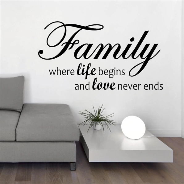 Wallsticker med fin tekst - Family where life begins and love never ends. Perfekt til entréen, eller til at hænge over sofaen.