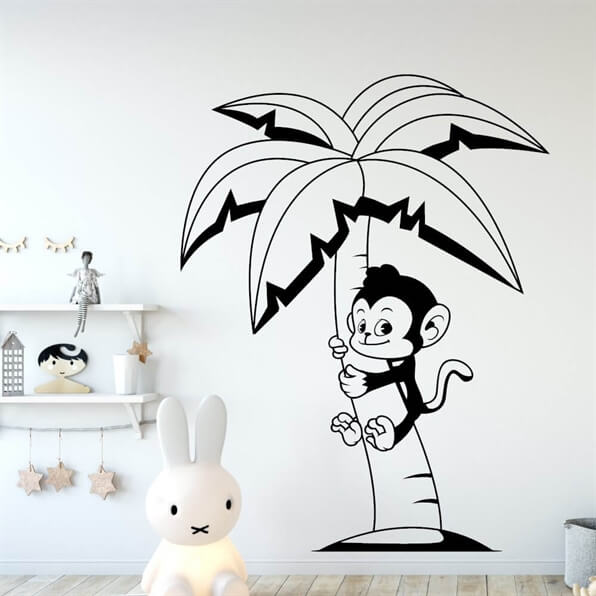 Virkelig bedårende  wallsticker til børneværelset med en nuttet, smilende abe som hænger i en palme. 6 forskellige størrelser.