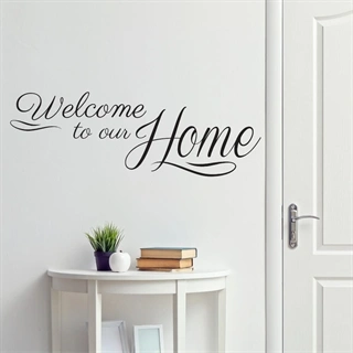 Wallsticker til entreén eller til stuen med tekst Welcome to our home i flot skrifttype. Elegant wallsticker til din bolig