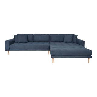 Lido Lounge Sofa - Lounge Sofa, højrevendt i mørkeblå med fire puder og natur træben, HN1035