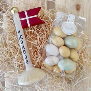 Lille gave med chokolade til Pædagog