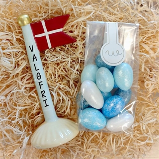 Lille gave med blågrøn flag og chokolade