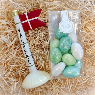 Lille gave med beige stribet flag og grøn chokolade