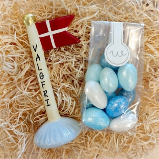 Lille gave med lysegult flag og blå chokolade