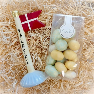 Lille gave med lysegult flag med chokolade