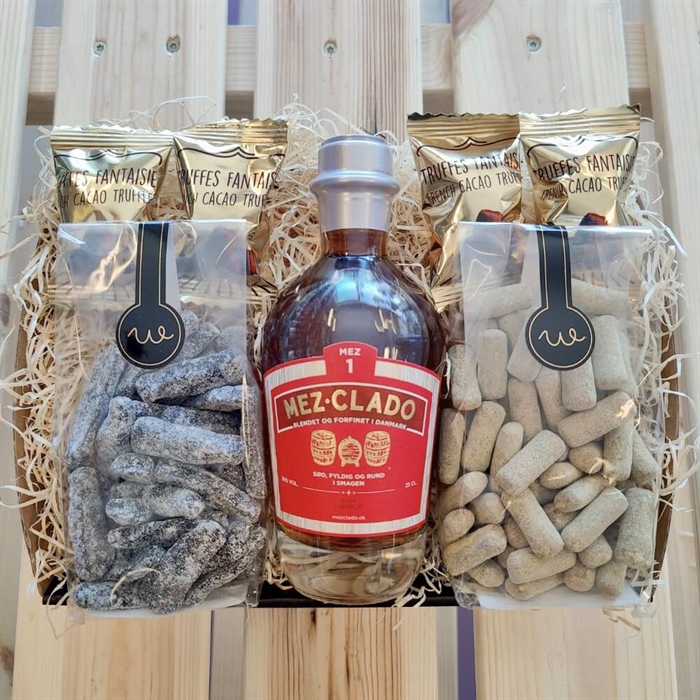 Gavekurv med MEZ-CLADO flaske, to lakridsposer, og Truffes Fantaisie chokolade trøfler.
