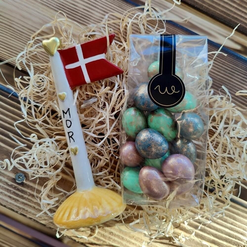 Lille gave til mor med flag og chokolade