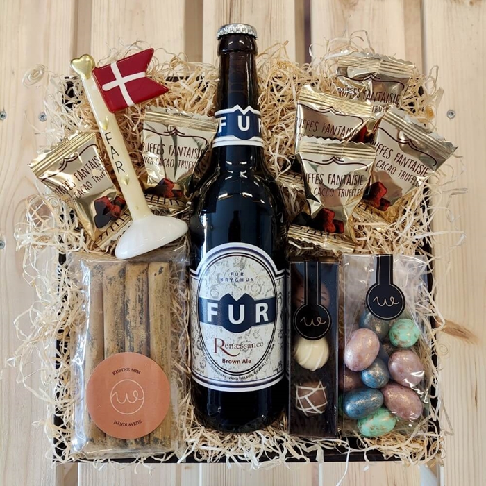 Gavekurv til far med flag, fur øl og chokolade, rusten søm