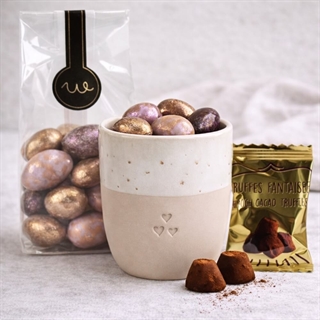 Små hjerter krus med chokolade