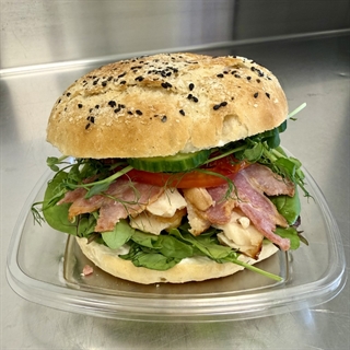 Sandwich med Kylling, Bacon og Pesto