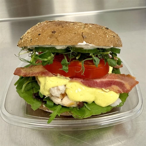 Sandwich med Kylling, Bacon og Karrydressing