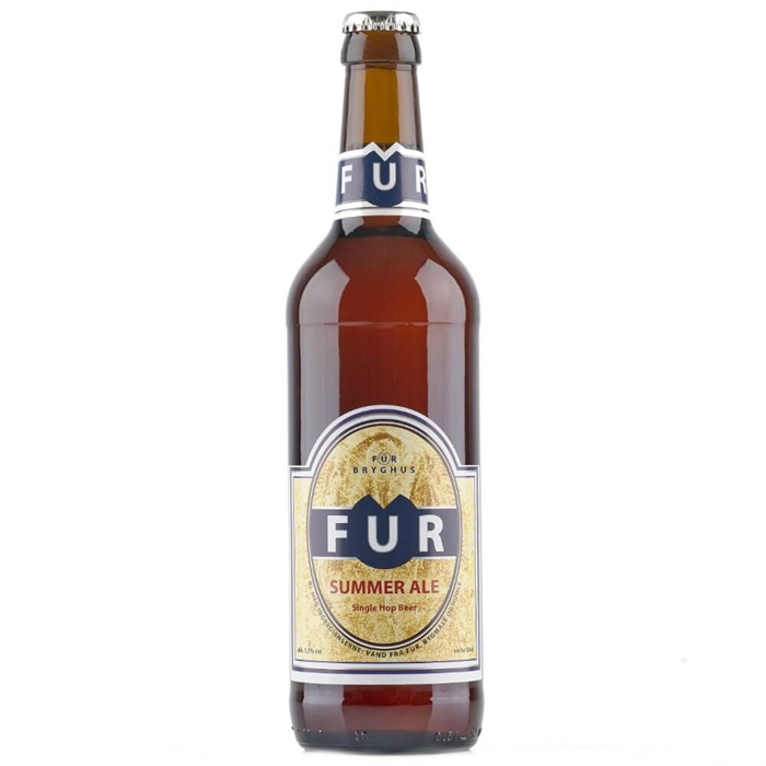 Flaske med "Fur Sommer Ale" øl, amber farve, etikette viser FUR logo og 4,5% alkohol.