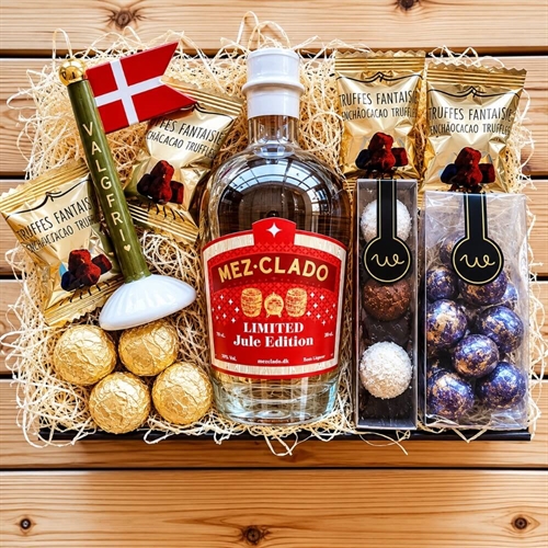 Gavekurv med 70 CL Limited Jule edition, 40%,  og keramik flag m/ valgfri tekst