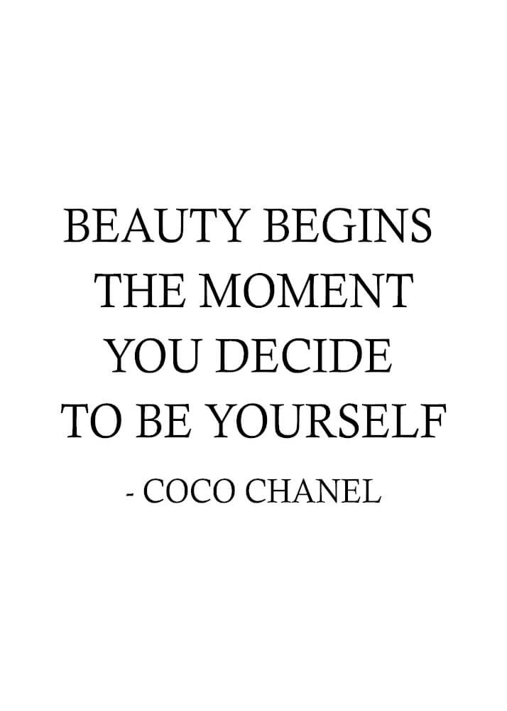 Citat plakat fra Coco Chanel med citatet Beauty Begins 