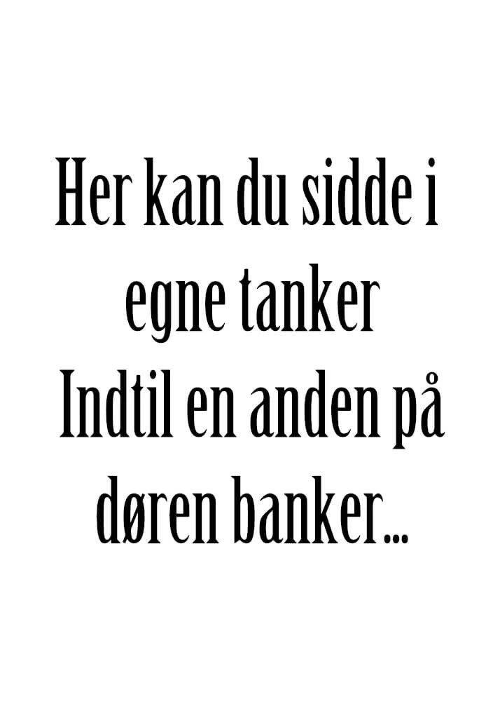 Plakat til badeværelset med tekst "her kan du sidde i egne tanker" baggrund hvid