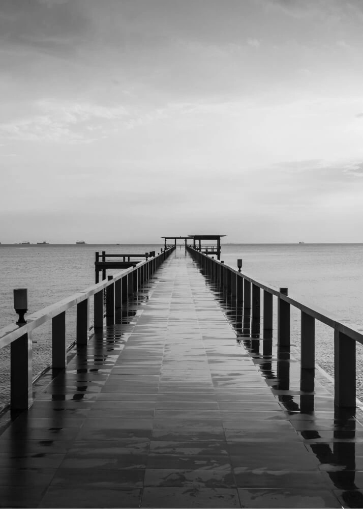 Plakat - The bridge on the beach 