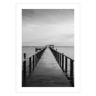 Plakat - The bridge on the beach. Smuk plakat i sort/hvid med motiv af en bro som nærmest giver indtryk af at være endeløs.