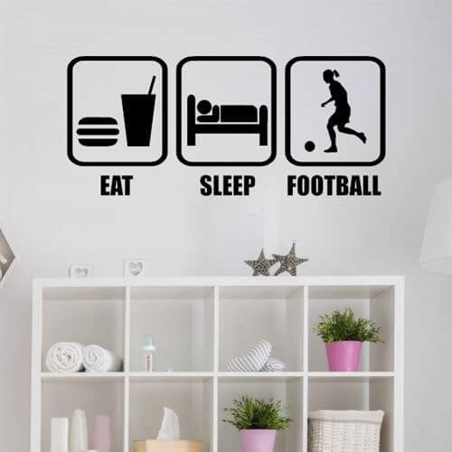 Wallsticker til fodboldpigen med teksten Eat, Sleep, Football med tilhørende ikoner af mad, sovende pige og pige med fodbold. 