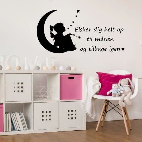 En wallstickers med en måne, fe  og tekst Elsker dig!