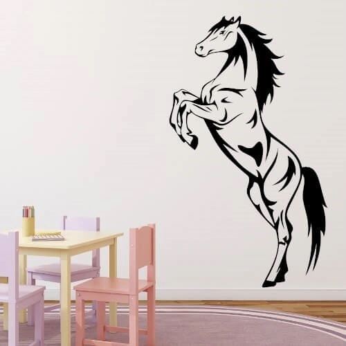 Wallstickers med en stejlende hest vil passe perfekt ind i enhver pige værelse