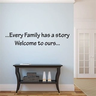 Every family has a story - en tanke væggende wallsticker tekst