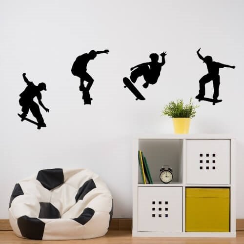 Fede skaters på wallsticker, der flyver hen over væggen