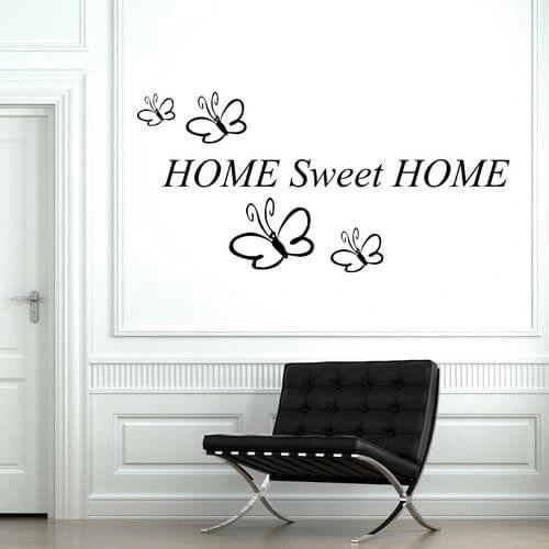 En wallstickers med teksten hjem kære hjem og 4 sommerfugle