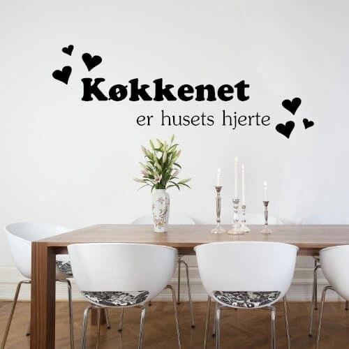 En wallsticker med teksten - køkkenet er husets hjerte 