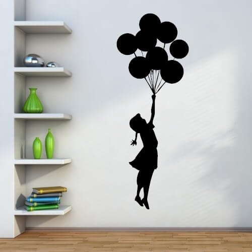 Wallsticker med en lille pige der flyver med balloner af Bansky.