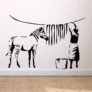 Sjov wallsticker af en zebras striber der bliver vasket. Design af Bansky. 