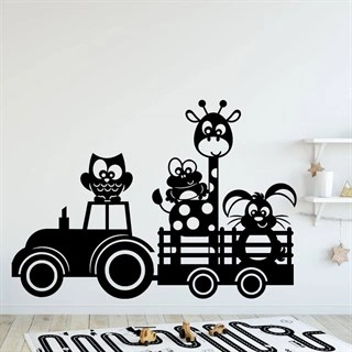 Wallsticker med traktor med anhængere. På traktorn er der en ugle, på anhængeren er der en giraf, og på giraffen er der en frø. 