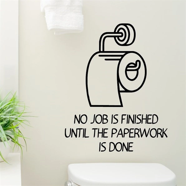 Wallsticker til badeværelset med sjov tekst "No job is finished until the paperwork is done" og med illustration af toiletrulle.