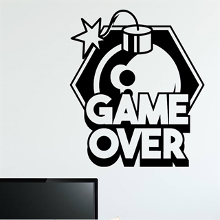 Wallsticker til teenagerværelse/børneværelse med tekst "GAME OVER" og med illustration af en tikkende bombe foran en femkant. 