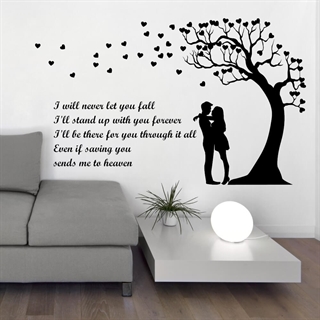 En romantisk wallsticker med teksten: I'll never let you fall. Ved siden af er der en illustration af et træ og et kyssende par.