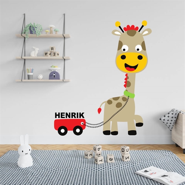 Skøn wallsticker med en giraf, der trækker en vogn bag sig med barnets navn over.