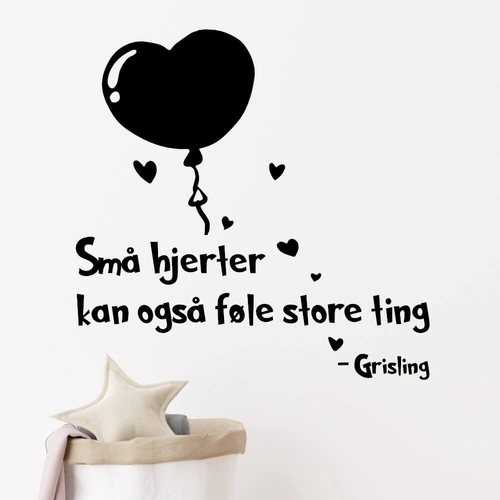 “Små hjerter kan også føle store ting” citat Grisling wallsticker