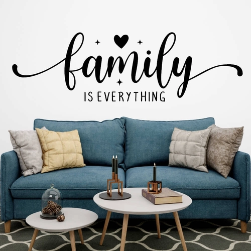 Engelsk tekst "Family is everything" wallsticker til stuen