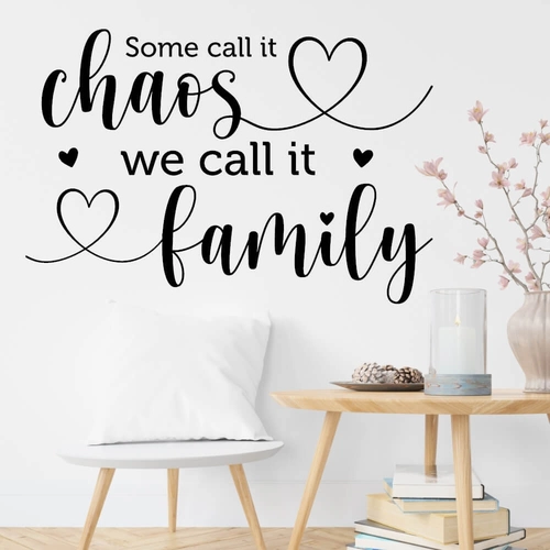 En engelsk tekst som beskriver chaos og familie som wallsticker