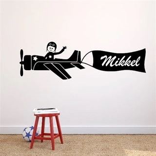 Wallsticker med flyvemaskine og navn.