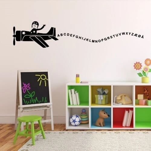 Wallsticker med flyvemaskine og alfabetet.