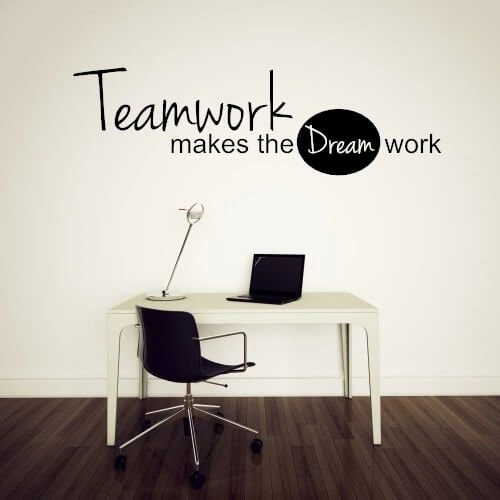 Wallsticker med en fantastisk tekst "teamwork make the dream work" til kontoret